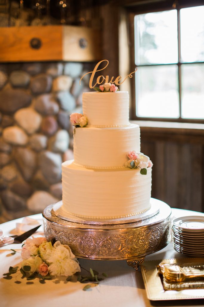 Cake by Corina Bakery. Kelley Farm. Planning & Flowers by Jen's Blossoms