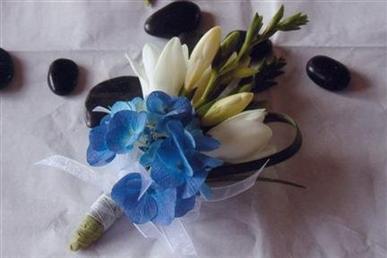 Floral arrangements and photos copyright � Jen's Blossoms 2004