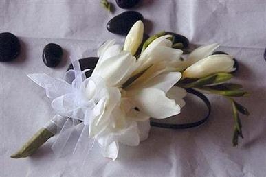 Floral arrangements and photos copyright � Jen's Blossoms 2004