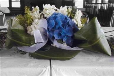 Floral arrangements and photos copyright � Jen's Blossoms 2004