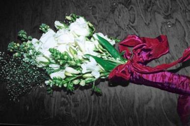 Floral arrangements and photos copyright � Jen's Blossoms 2004