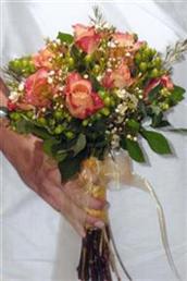 Floral arrangements and photos copyright � Jen's Blossoms 2004