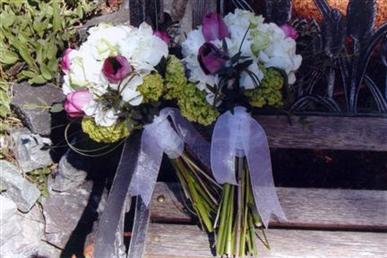 Floral arrangements and photos copyright � Jen's Blossoms 2004