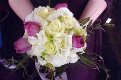 Floral arrangements and photos copyright � Jen's Blossoms 2004