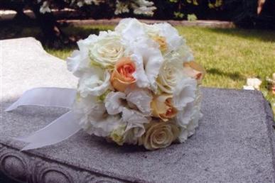 Floral arrangements and photos copyright � Jen's Blossoms 2004