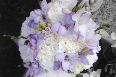 Floral arrangements and photos copyright � Jen's Blossoms 2004